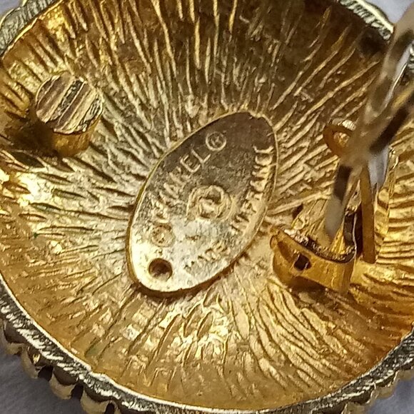 CHANEL Vintage Large Gold Tone Logo Round Enamel Clip On Earrings - Picture 2 of 3